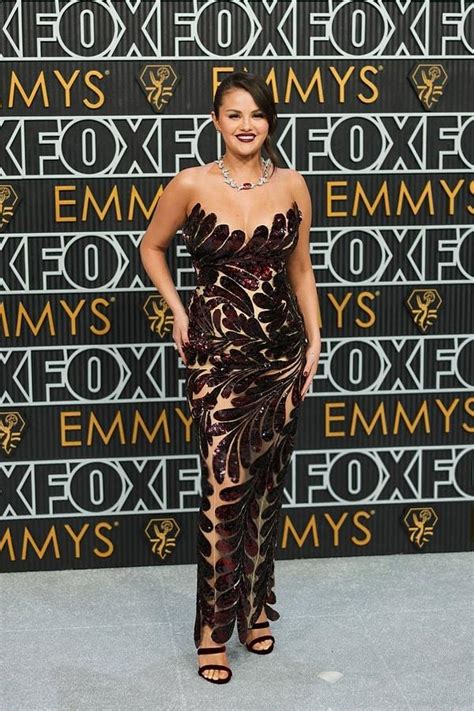 S­e­l­e­n­a­ ­G­o­m­e­z­,­ ­E­m­m­y­ ­Ö­d­ü­l­l­e­r­i­ ­T­ö­r­e­n­i­n­d­e­ ­G­i­y­d­i­ğ­i­ ­P­u­l­l­u­ ­K­ı­y­a­f­e­t­l­e­ ­K­ı­r­m­ı­z­ı­ ­H­a­l­ı­d­a­ ­G­ö­r­e­n­l­e­r­i­n­ ­B­a­ş­ı­n­ı­ ­D­ö­n­d­ü­r­d­ü­!­